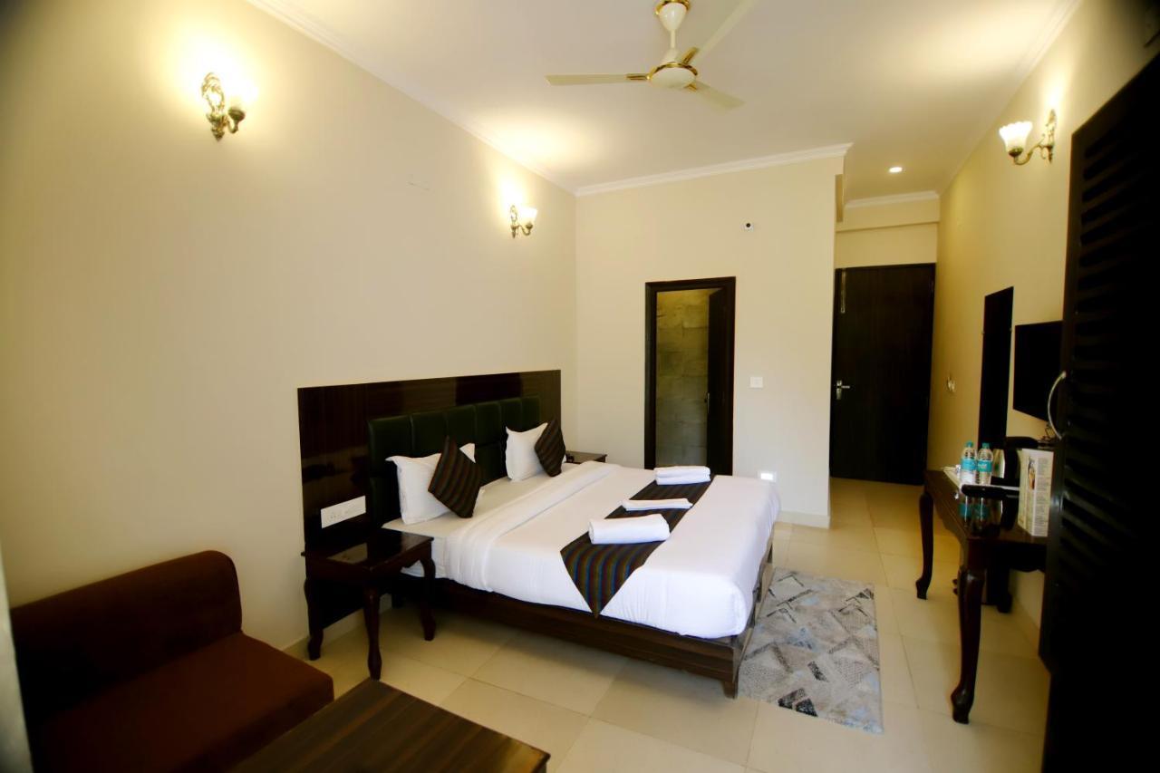 Отель Rishikesh Grand Экстерьер фото