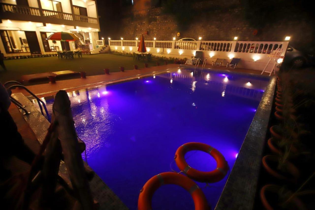Отель Rishikesh Grand Экстерьер фото