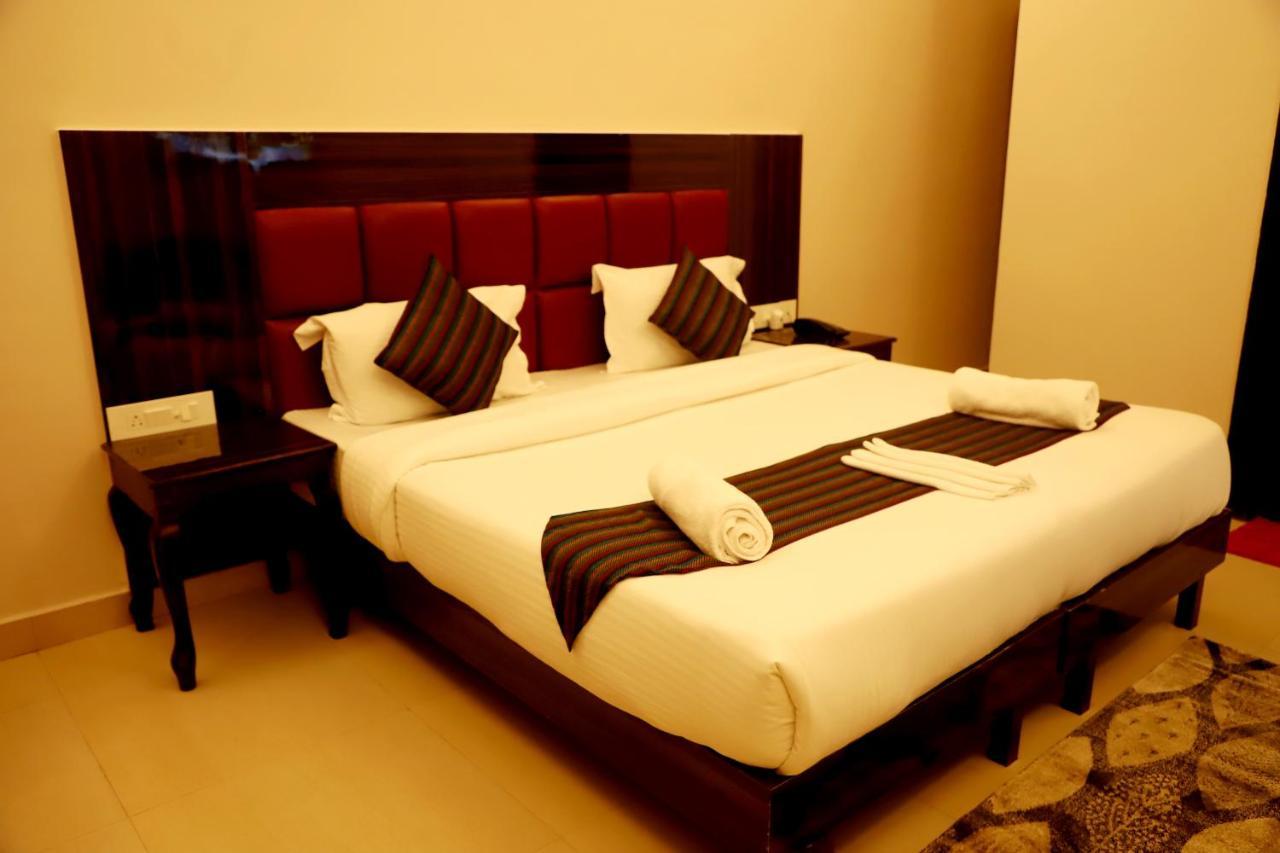 Отель Rishikesh Grand Экстерьер фото